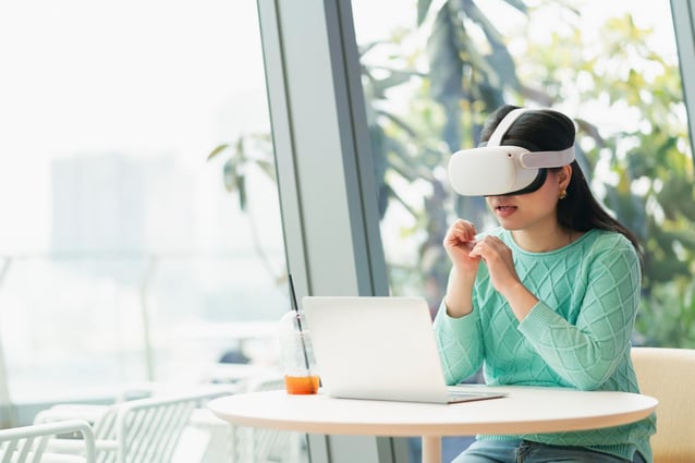 smart-attractive-asian-female-business-owner-weared-virtual-reality-glasses-enjoys-casual-metaverse-meeting-with-concentrate-at-cafe-restaurantasian-female-using-oculus-rift-headset-in-cafe